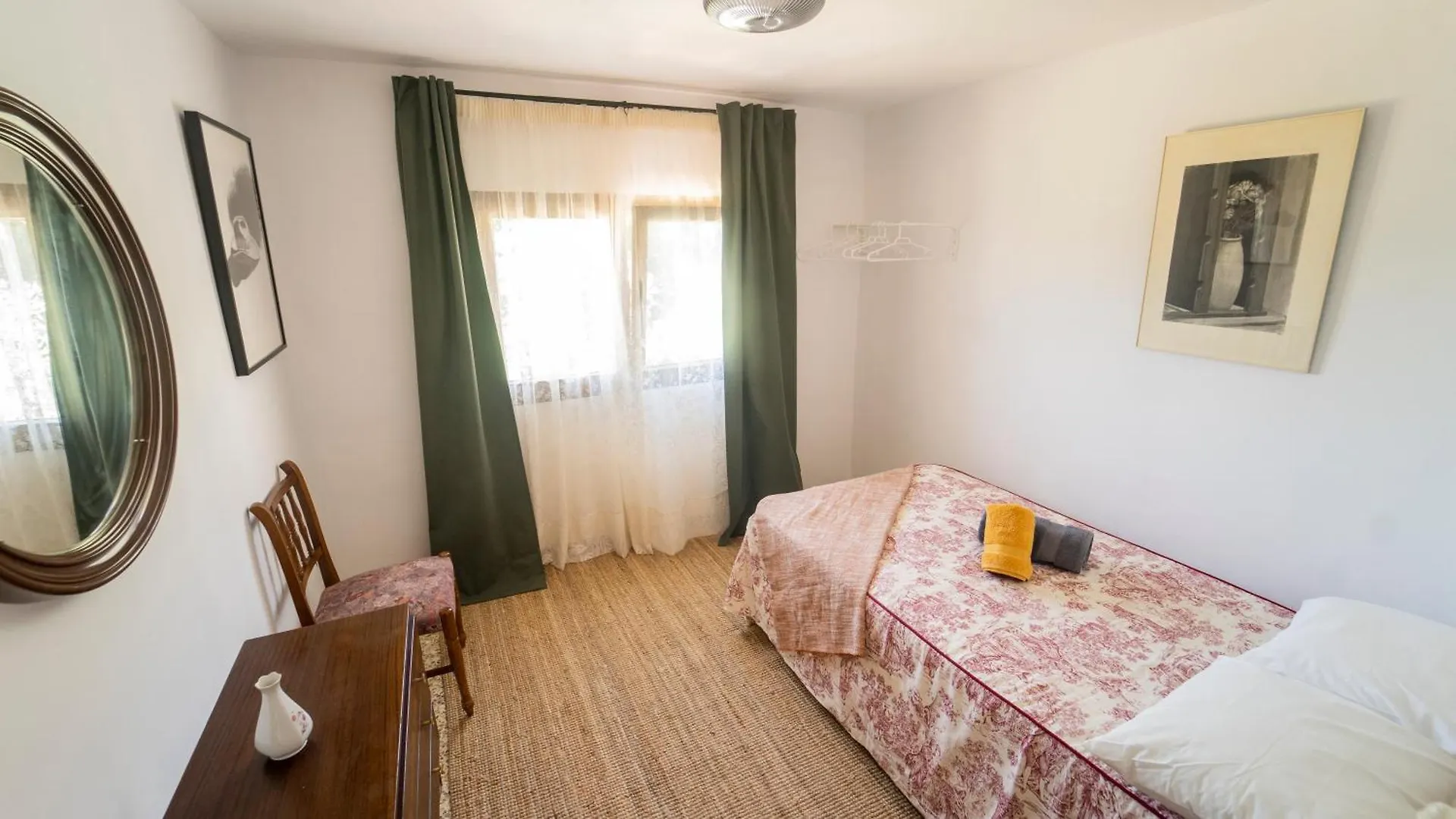 L57 - Habitaciones En Орхива 0*,